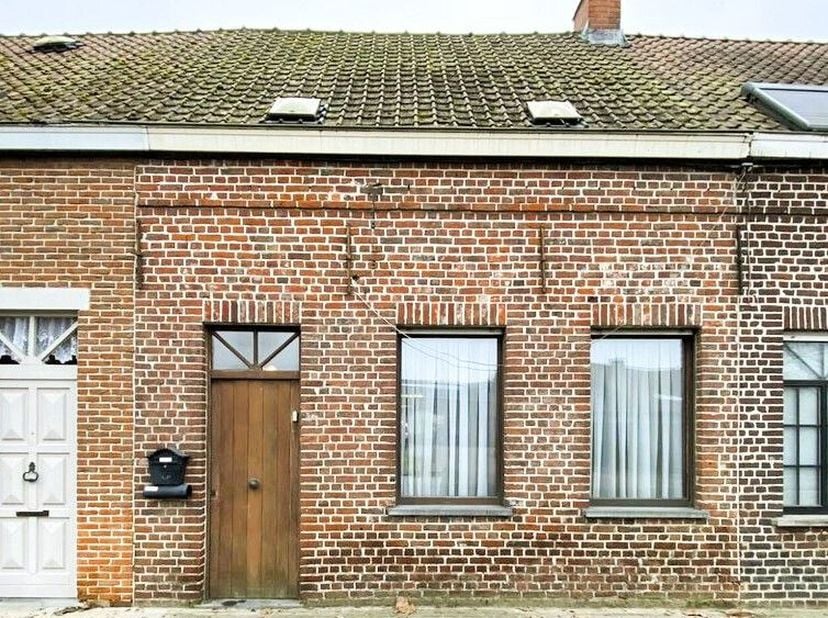 Ideaal gelegen woning met garage en uitweg achteraan te Zwevegem, op de baan Sint-Lodewijk-Deerlijk/Zwevegem, omvattende o.a. op het GELIJKVLOERS: Ink